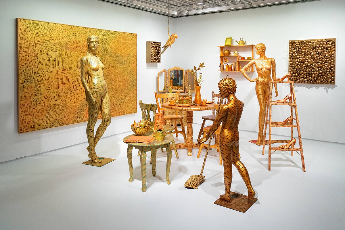 草間彌生,《幻影的彼方》,1999,尺寸依現場而定,複合媒材©草間彌生