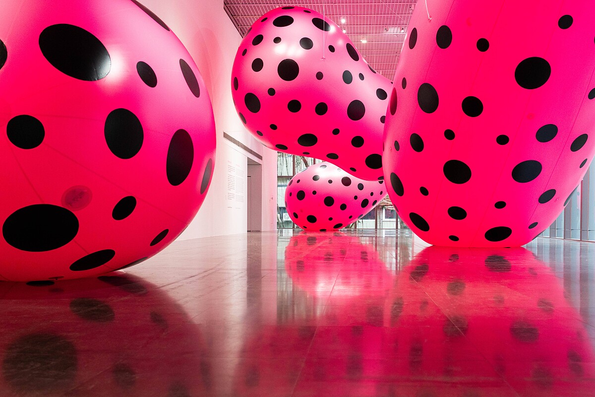 草間彌生,《圓點的強迫妄想》.1998_2024,尺寸依空間而定,塑膠氣球、複合媒材©草間彌生