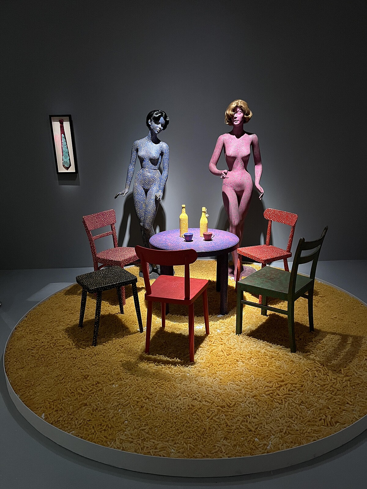 網」鋪天蓋地延伸至各種現成物之上,人台、家具、動物、食物等,是《幻影的彼方》的最原初版本。Melody TU 採訪拍攝