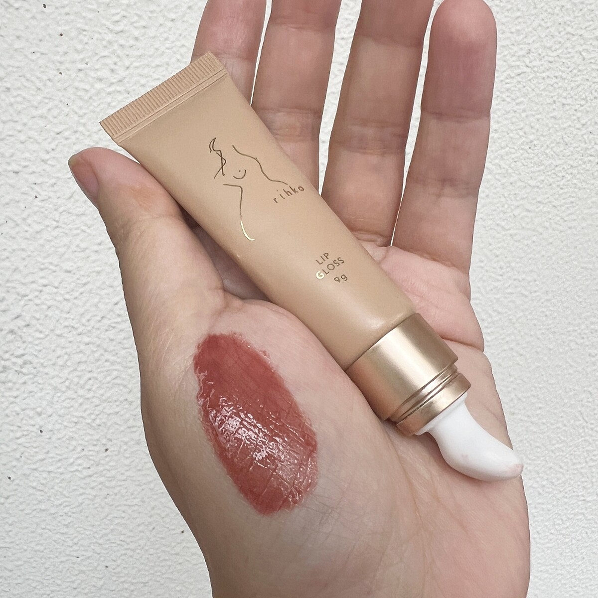 rihka lip gloss唇蜜(#toffee)手部試色。