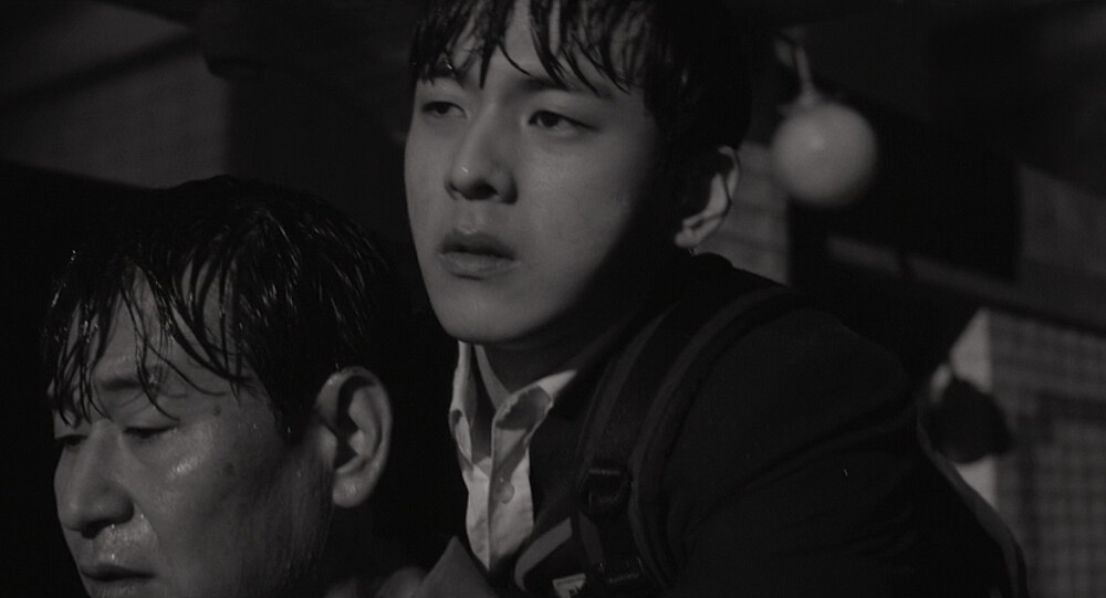 學生志雄在司機承原的幫助下成功前往照明商店。