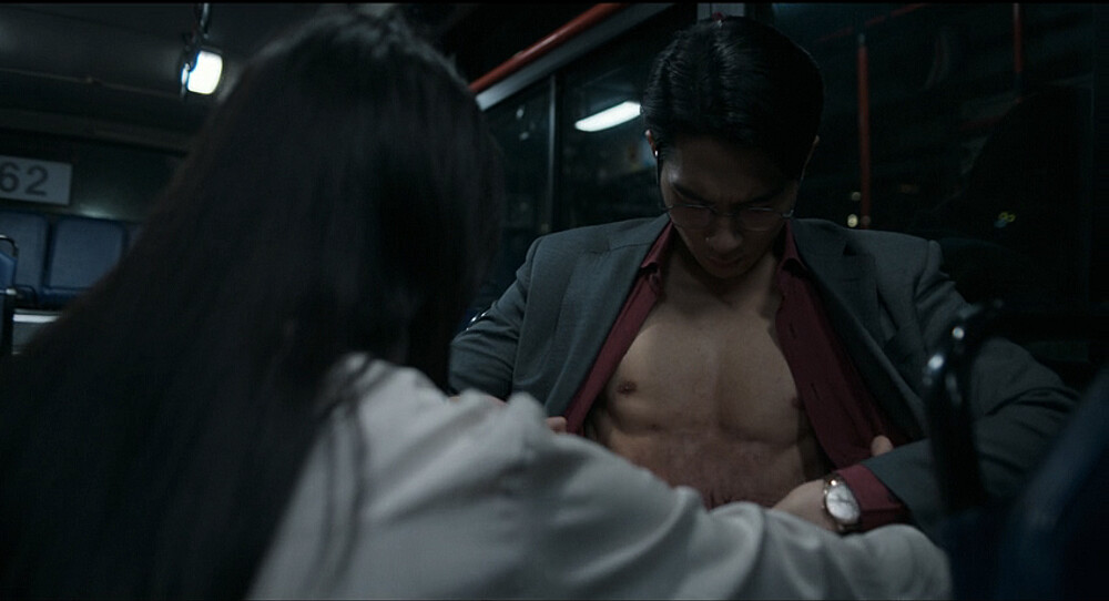 至永敞開玄民的襯衫，讓他看見自己腹腔上滿滿的縫合痕跡。