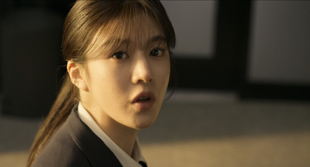 未結案正元高中的意外，《Moving異能》的張喜秀來到刑警成識的警局。