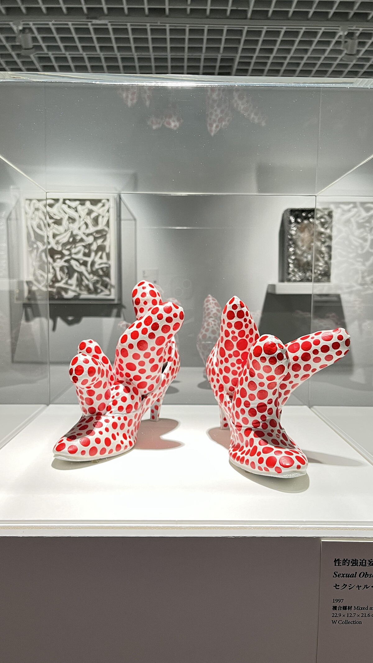 「高跟鞋」與女性的關係,與軟雕塑陽具的象徵結合,呈現藝術家對性的焦慮與表達。Melody TU 採訪拍攝