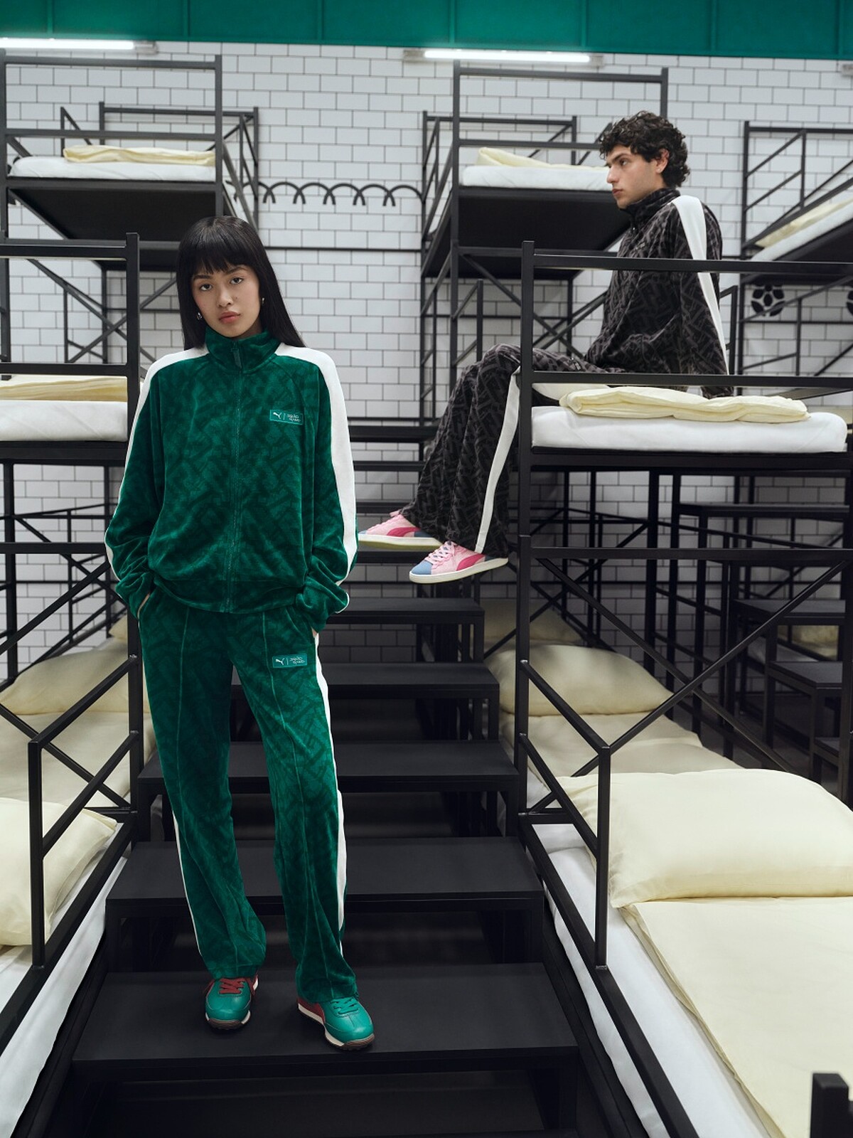 PUMA 魷魚系列立領外套 NT.3,280、直筒長褲 NT.2,980、Suede SQUID GAME $3,780、Easy Rider 2 SQUID GAME NT.3,880