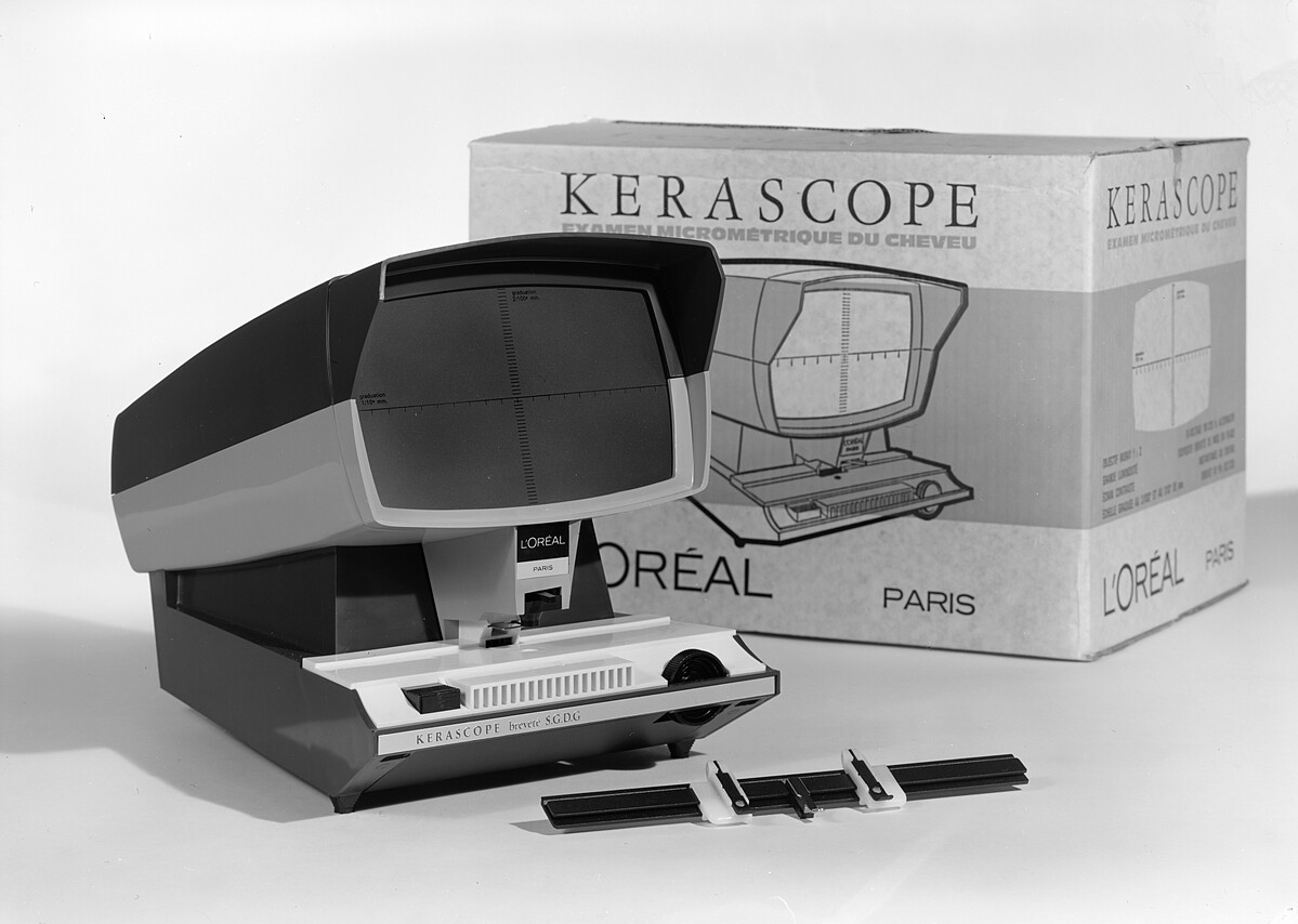 1964年KERASTASE巴黎卡詩推出的第一台頭皮秀髮檢測儀。