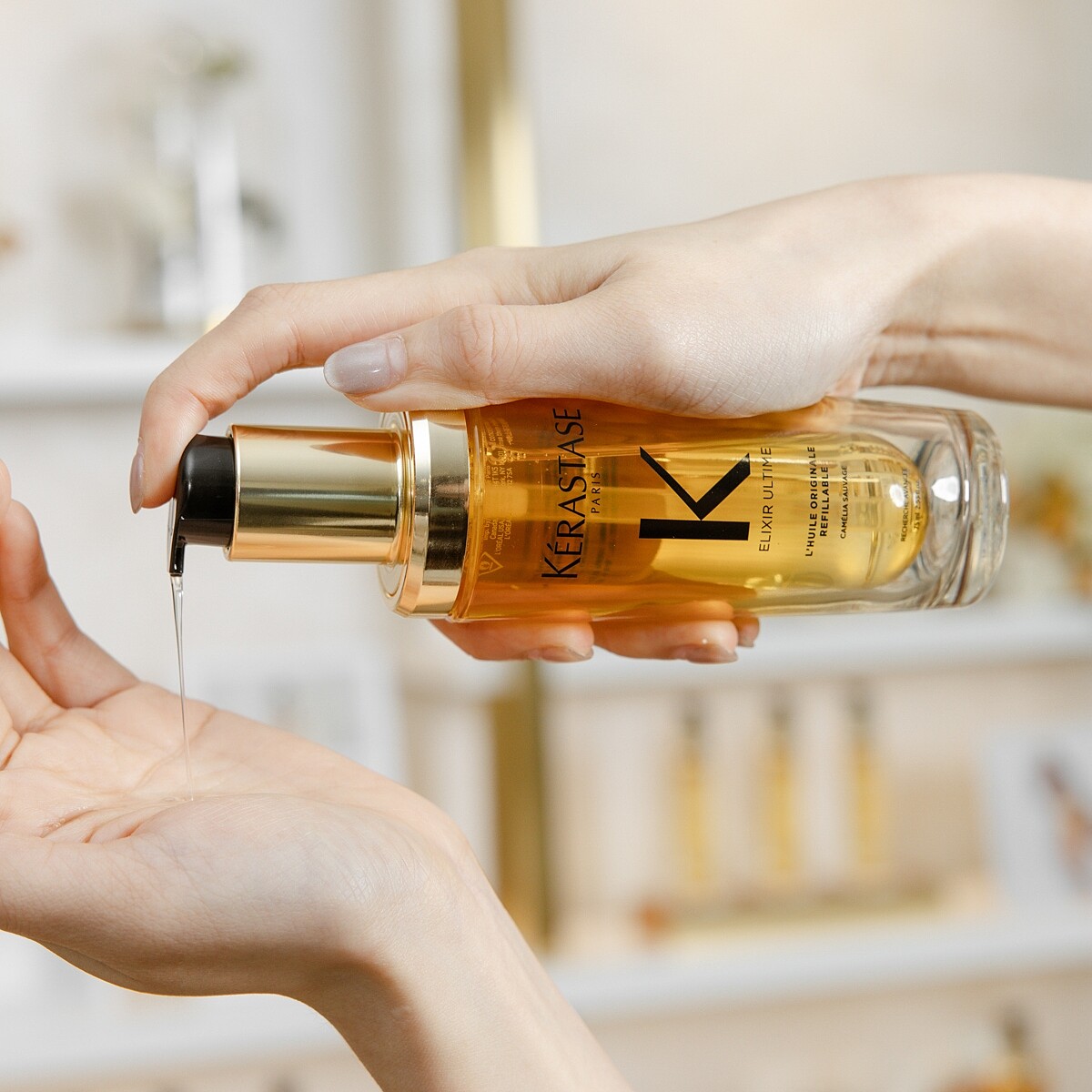 KERASTASE巴黎卡詩金緻柔馭山茶花鎏光露質地示意。