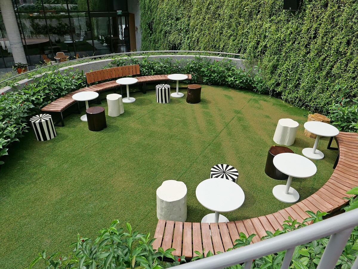 合色彩繽紛的盆栽、中世紀現代風家具與天然材質，營造如朋友家般的溫馨感。