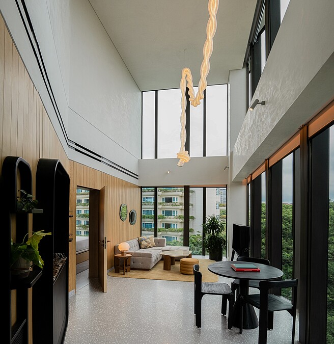 Standard Suite 有挑高的客廳。