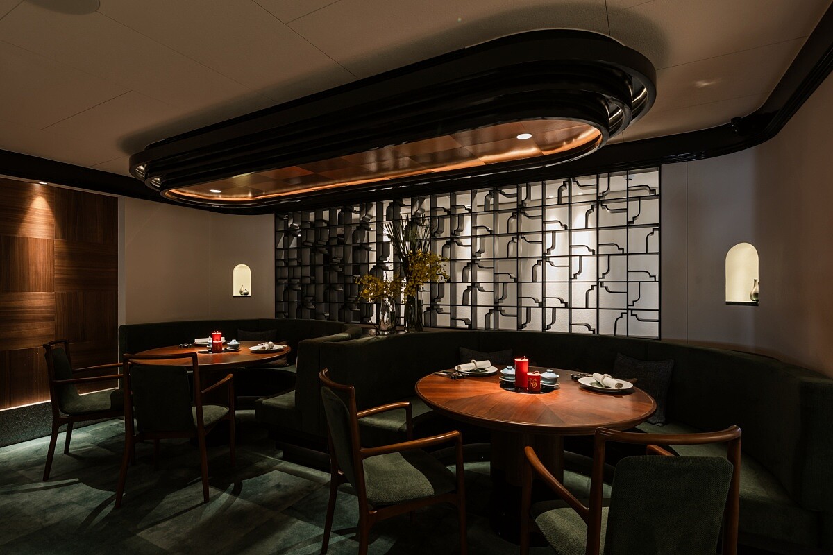 不僅菜品融合中西料理手法，在空間上也尋求中西融合的脈絡。