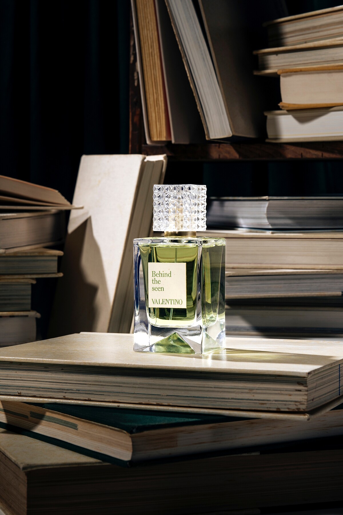 VALENTINO高級訂製香水-書閣窺秘BEHIND THE SEEN 30ml,NT5,500、100ml,NT11,500