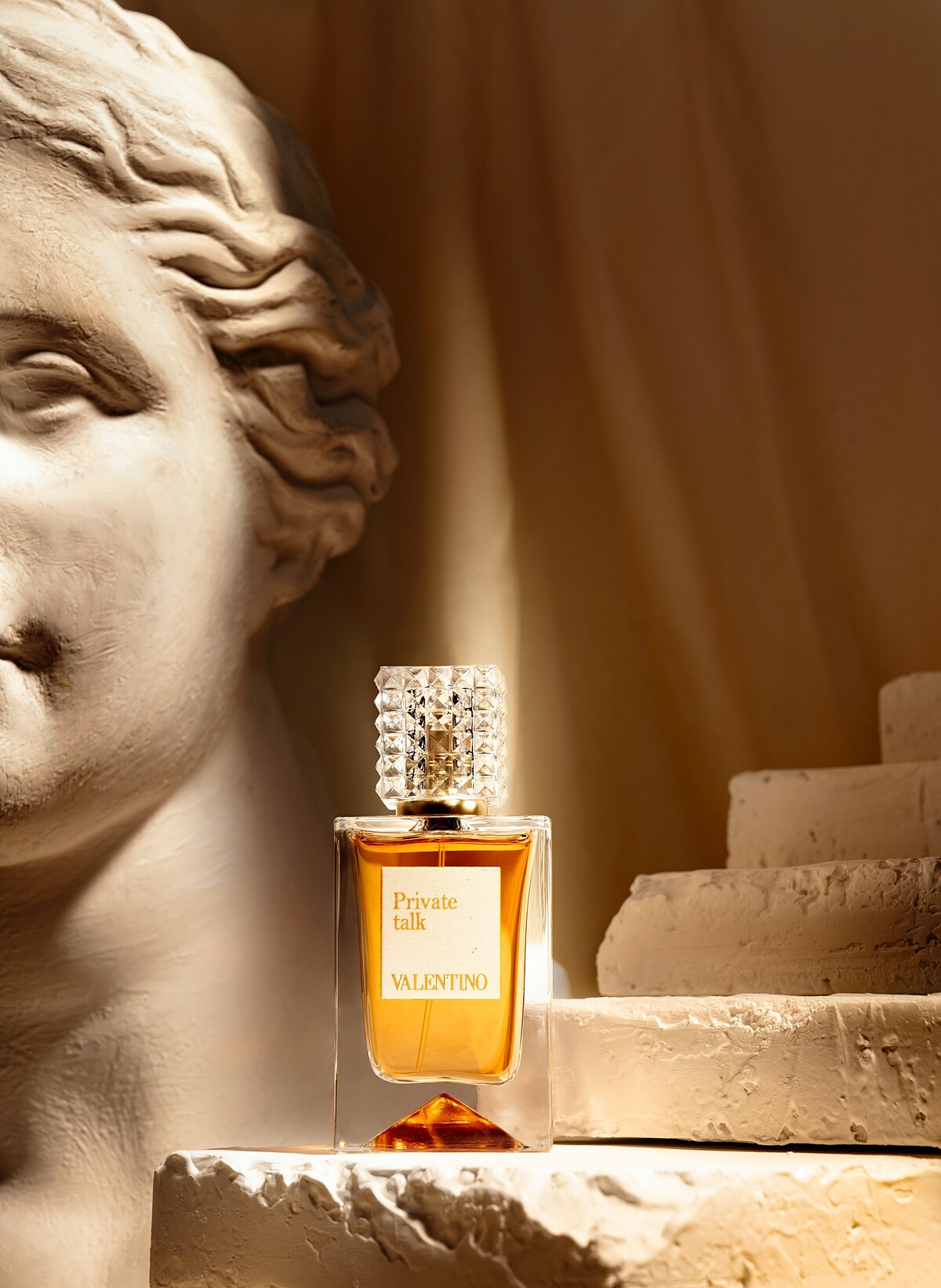 VALENTINO高級訂製香水-秘密階梯PRIVATE TALK 30ml,NT5,500、100ml,NT11,500