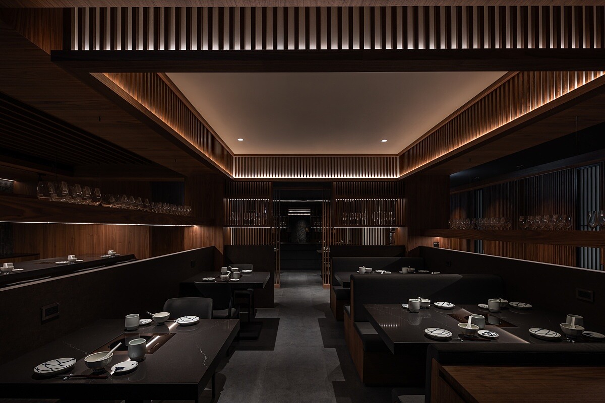 用餐區則劃分為單人鍋吧台區、中央沙發卡座區與包廂區。