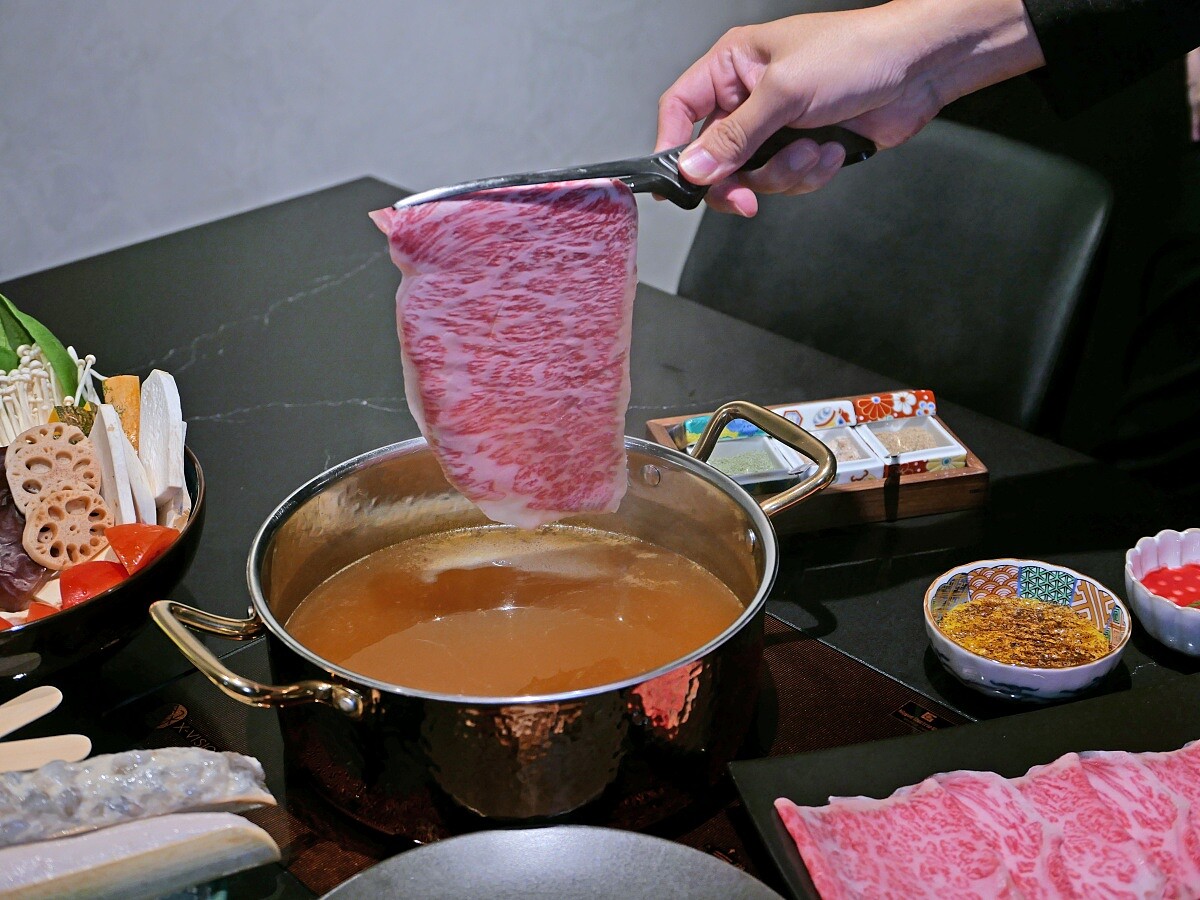 簡單而講究的湯頭是火鍋的靈魂。