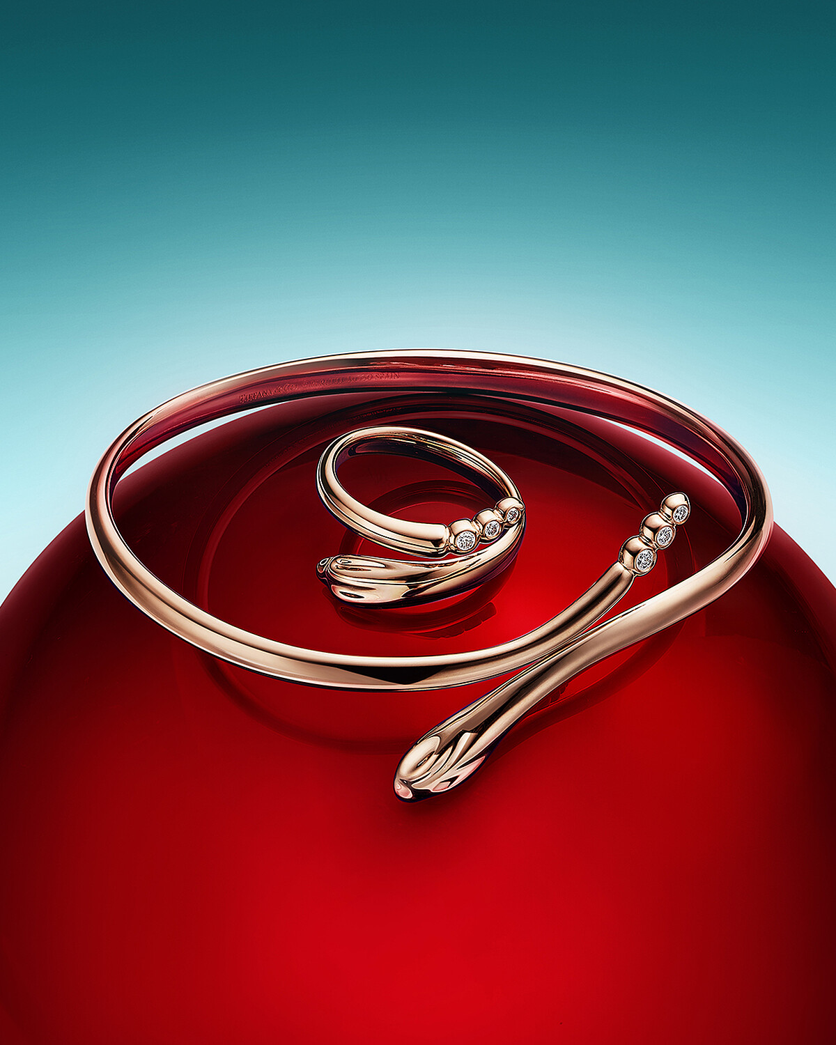 Tiffany & Co. 蒂芙尼Elsa Peretti&reg;系列18K玫瑰金鑲鑽Snake手環及戒指 參考價格約NTD 265,000 (手環) & NTD 106,000 (戒指)（此新作為蒂芙尼台北101專門店獨家販售）