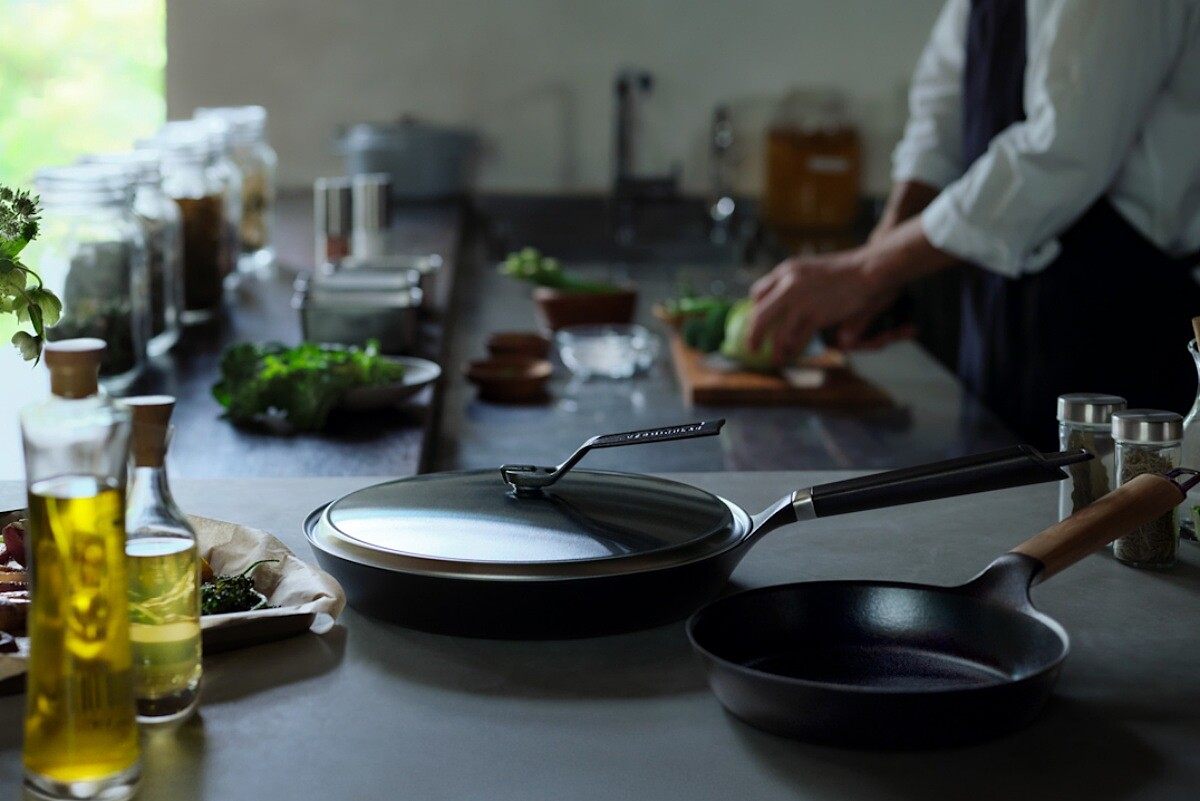 深受全球市場歡迎的「Vermicular 琺瑯鑄鐵平底鍋」。