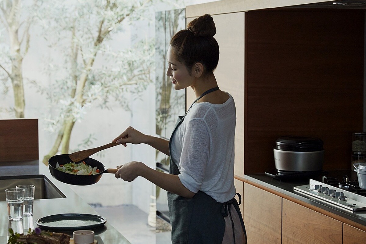 輕量化的琺瑯鑄鐵平底鍋讓料理變得不是一件苦差事。