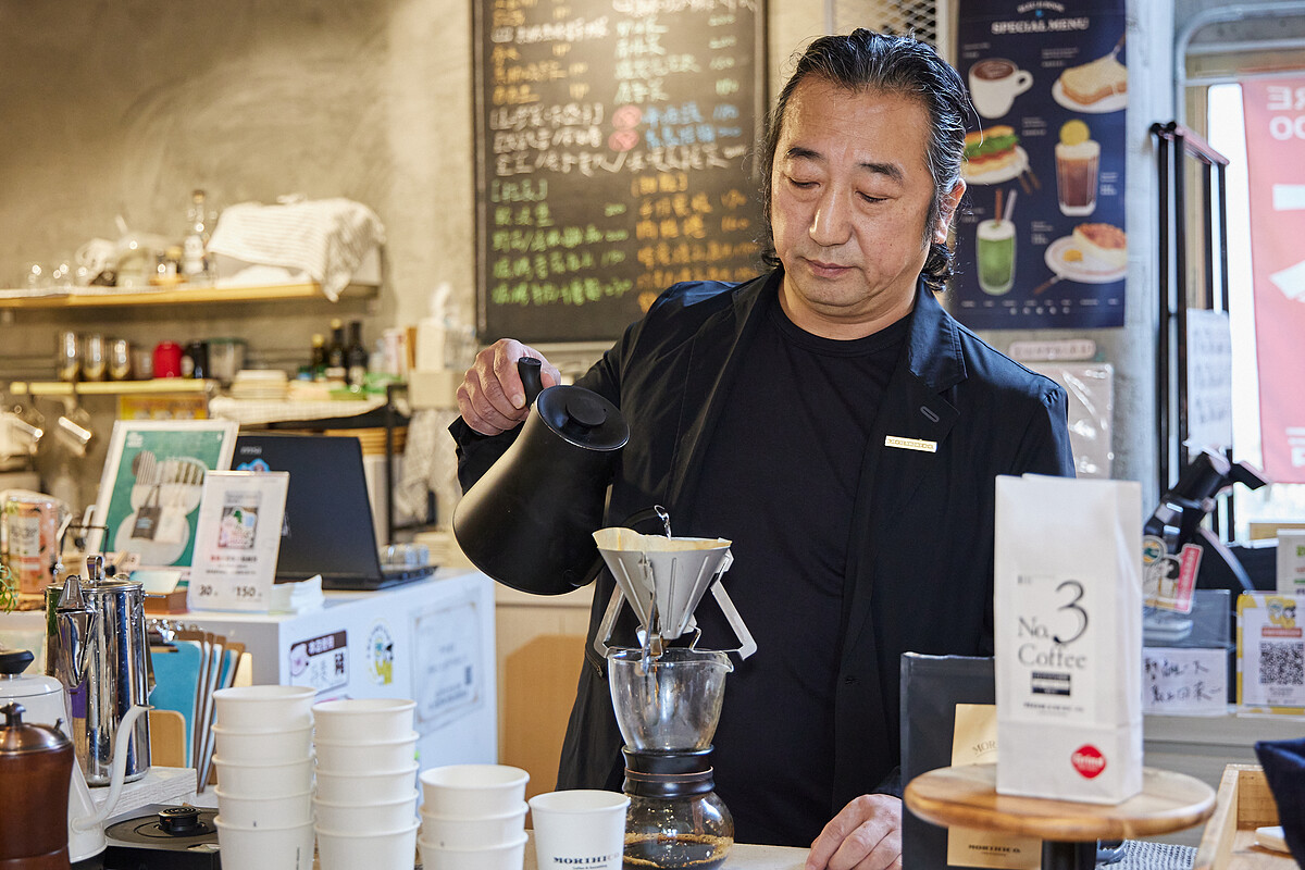 MORIHICO.社長市川草介親自手沖咖啡。