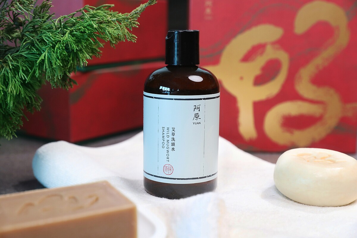 阿原明星商品艾草洗頭水，獨特的五味健膚露配方專為亞洲人的頭皮需求設計，舒緩頭皮問題。