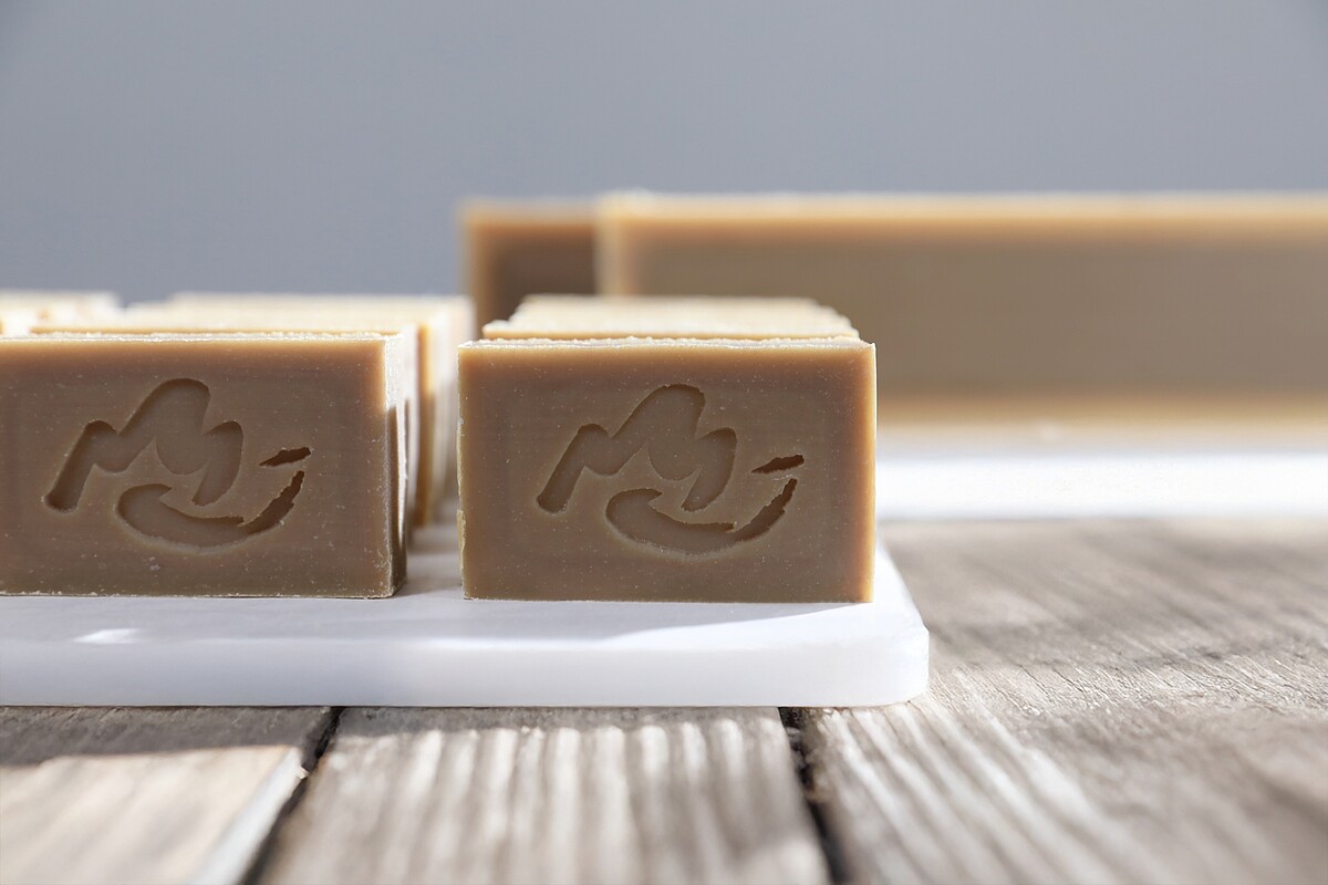 阿原金銀花皂結合品牌「好山好水」自然意象，將祝福融入皂章的「好山水」設計之中。