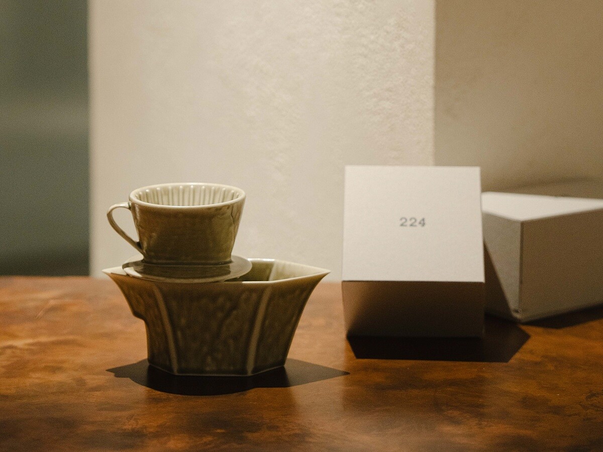 (beanroom) 和 Silence 還攜手日本嬉野名窯品牌「224」，三方共同打造湖泊限定濾杯與嬉香系列。