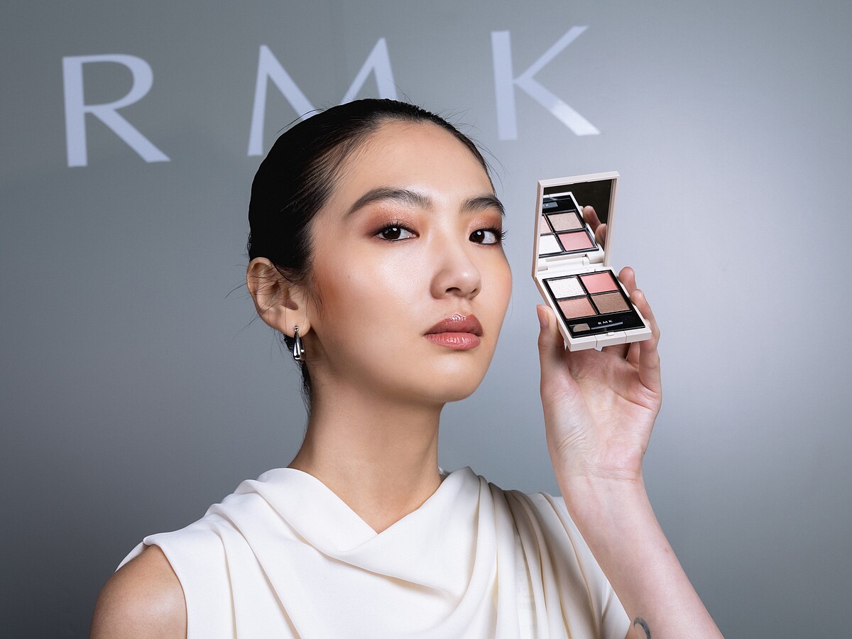 模特兒示範立體調色眼盤#EX-12 Rhapsody In Brown。