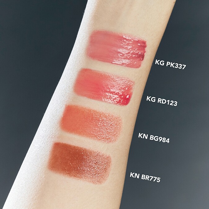 shu uemura植村秀無色限水光嫩唇露#KG PK337、#KG RD123、無色限精萃水潤唇膏#BG984、#BR775手部試色。