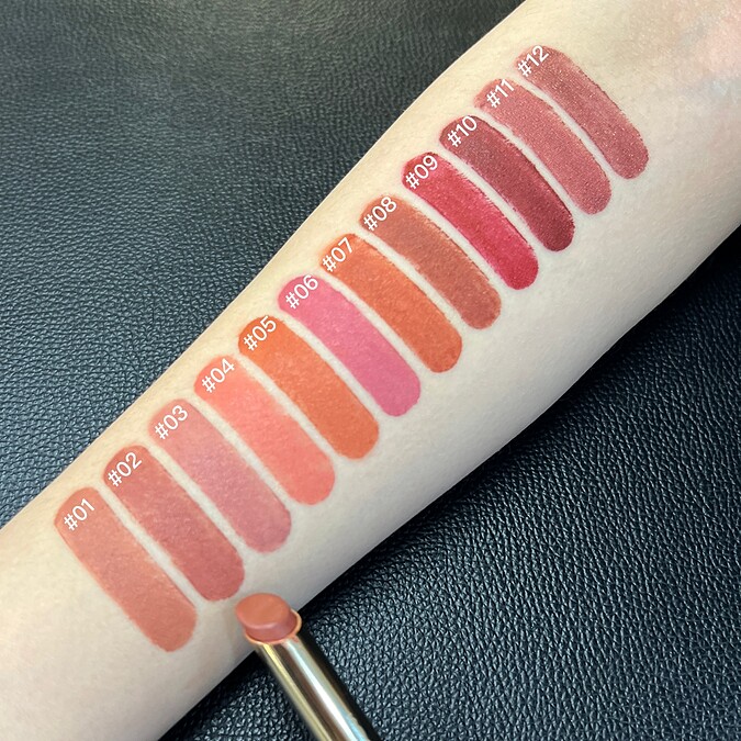 SUQQU晶采絲絨唇膏12色手部試色。