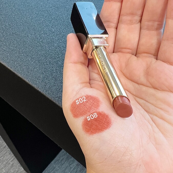 SUQQU晶采絲絨唇膏#02、#08手部試色。