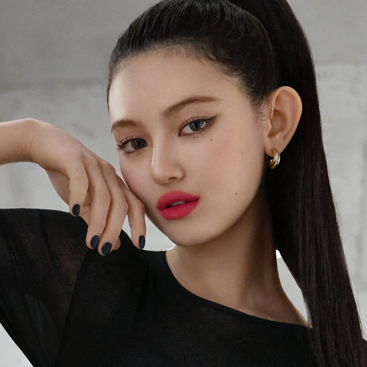 YSL彩妝大使DANIELLE擦上YSL奢華印記鎖吻霧唇釉#234莓好心動。