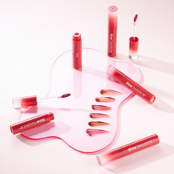 1028唇唇欲凍持色水光唇釉情境圖。1028唇唇欲凍持色水光唇釉情境圖。