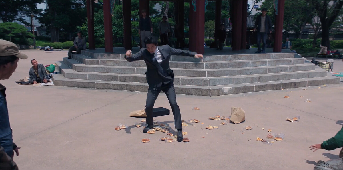 流浪漢們不選麵包、選刮刮樂彩券，西裝人怒摔麵包接著全部踩爛