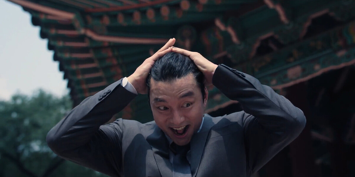 發狂後，西裝男整理服裝儀容回歸冷靜，很有&rdquo;傑克尼克遜&rdquo;鬼魅感