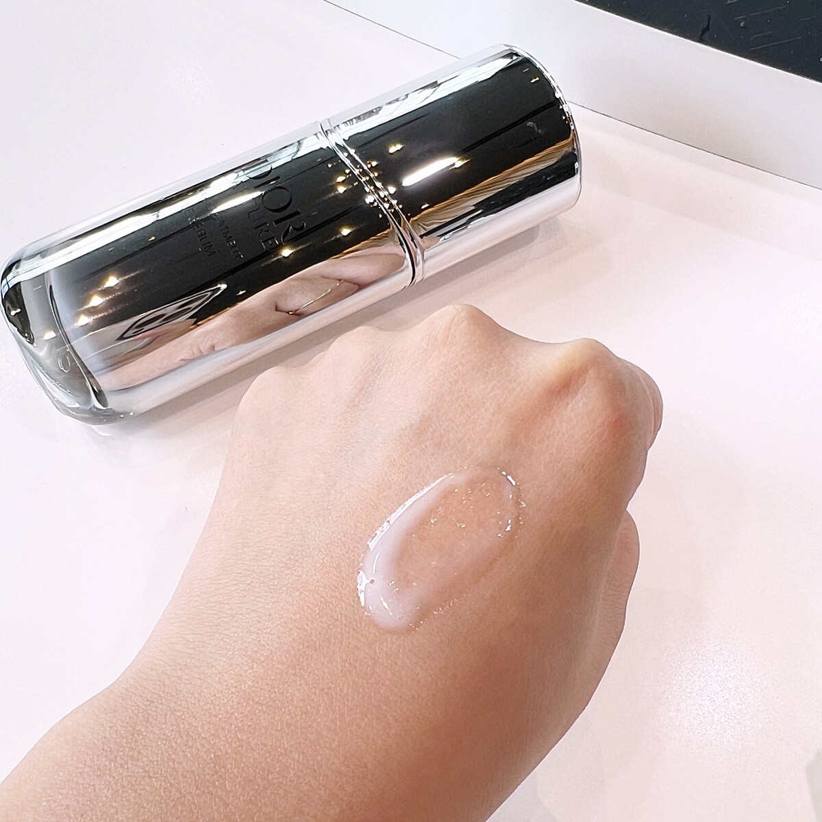 Dior迪奧逆時活氧膠原精華質地示意。