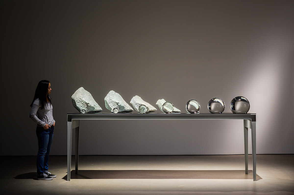 奧拉弗.埃利亞松,《冰河的最後七天》,2024。 攝影:Joseph Nair,Memphis West Pictures|新加坡美術館。圖像由藝術家、neugerriemschneider畫廊(柏林)、Tanya Bonakdar畫廊(紐約/洛杉磯)提供。