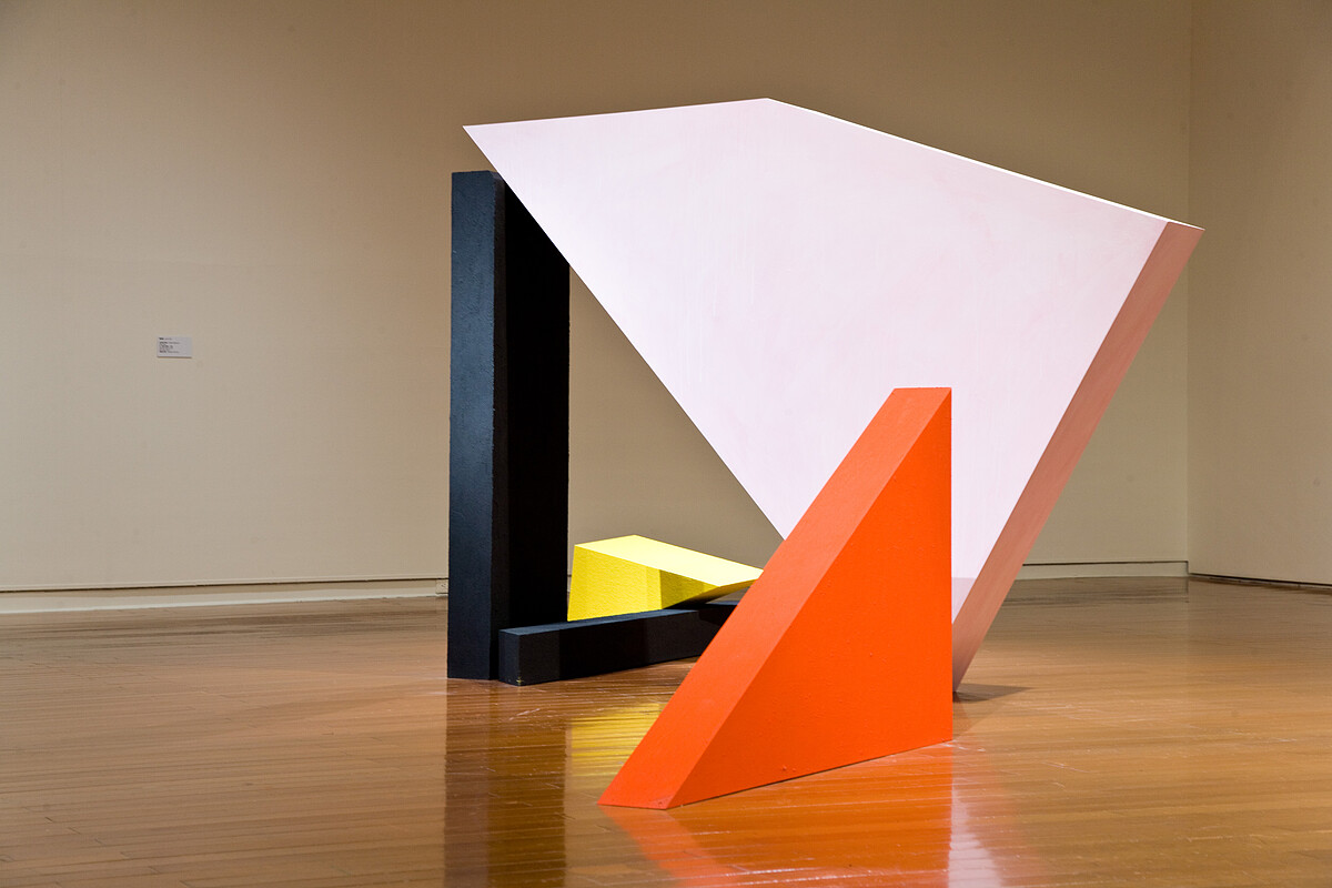 賴純純,《向林壽宇致敬》,1984-2013,壓克力顏料、沙、木板,243 × 234 × 184 cm,藝術家自藏;「台灣現當代女性藝術五部曲,1930-1983」展覽現場,2013,臺北市立美術館。圖像由北美館提供。