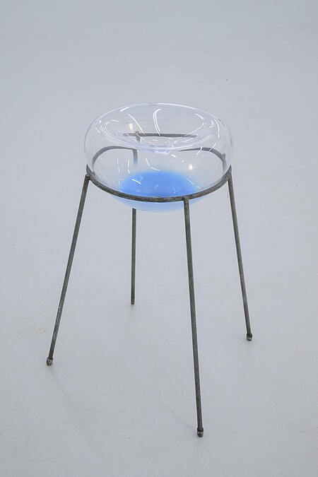 黃麗音，《深夜加油站》，2024，口吹玻璃、低碳鋼，50 &times; 25 &times; 25 cm。攝影：Marc Doradzillo；圖像由藝術家與北美館提供。