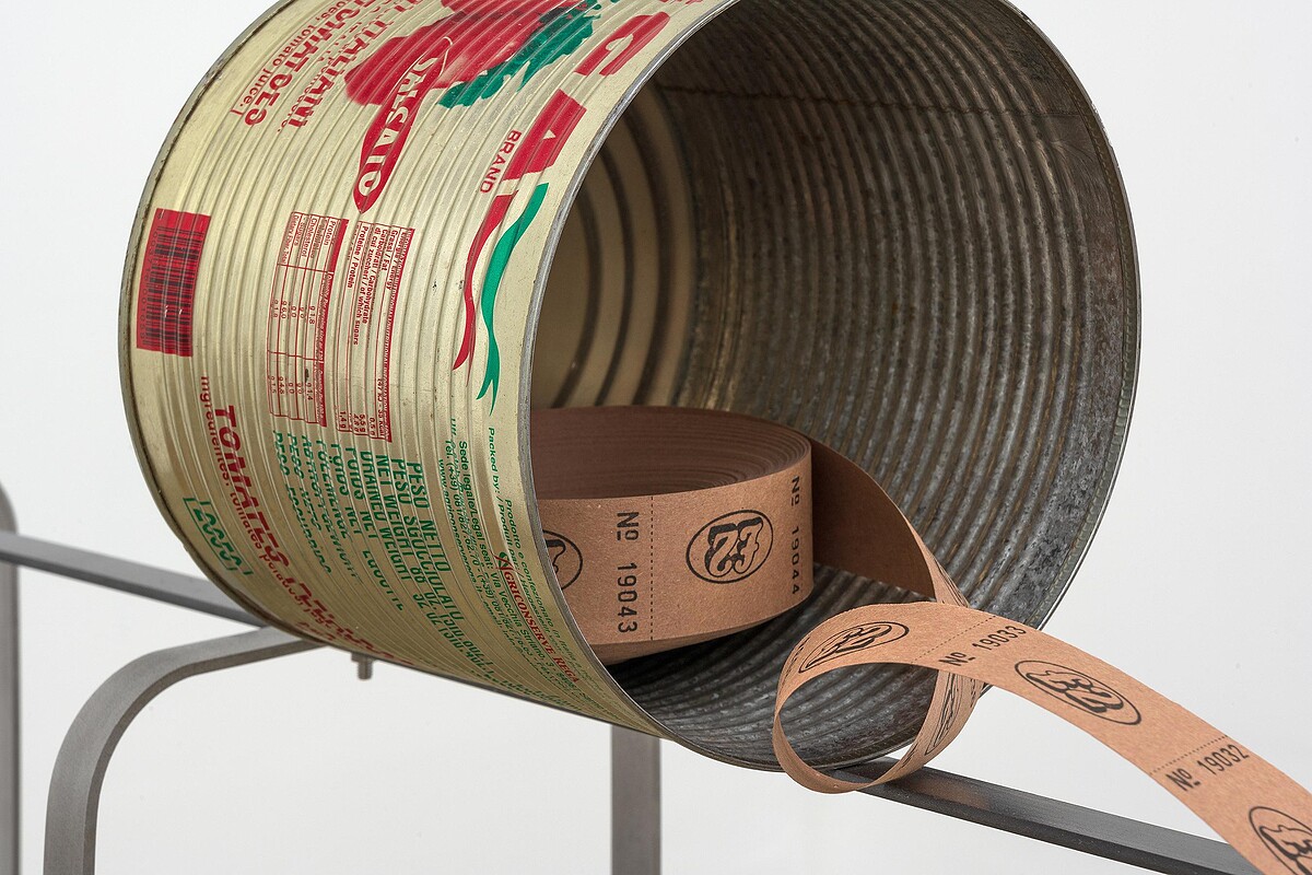 黃麗音，《休息中》，2023，低碳鋼鐵罐、印刷鐵片、紙，64 &times; 192.5 &times; 17 cm。圖像由藝術家、Public Gallery與北美館提供。