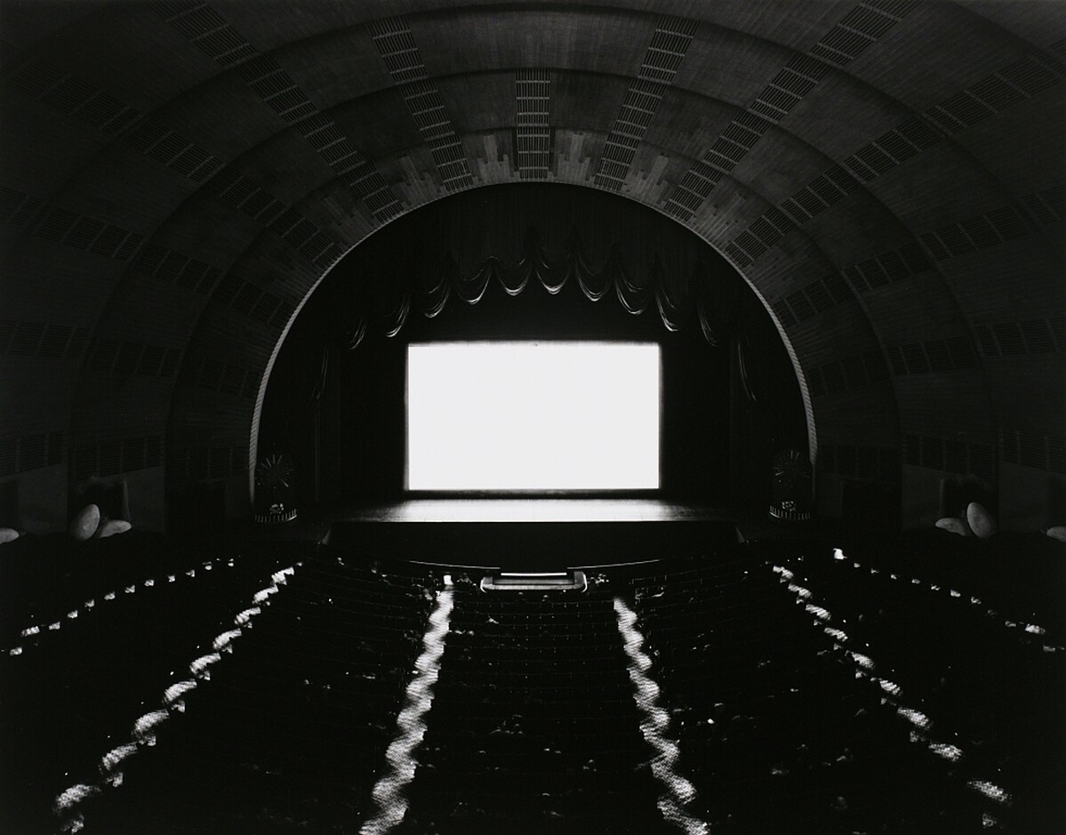 杉本博司,《劇院:紐約無線電城音樂廳》,1978,42 × 54 公分。東京寫真美術館收藏。圖像由北美館提供。