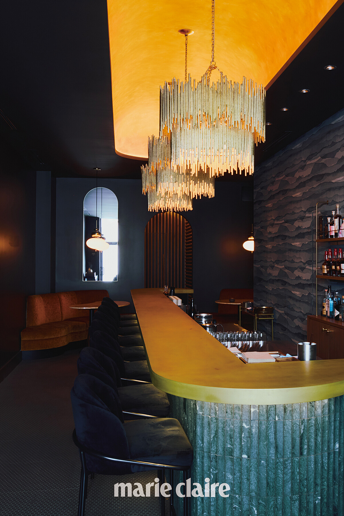 一推開 SHIA 的大門,即可望見能容納12人、供應五道式短菜單的吧台空間。