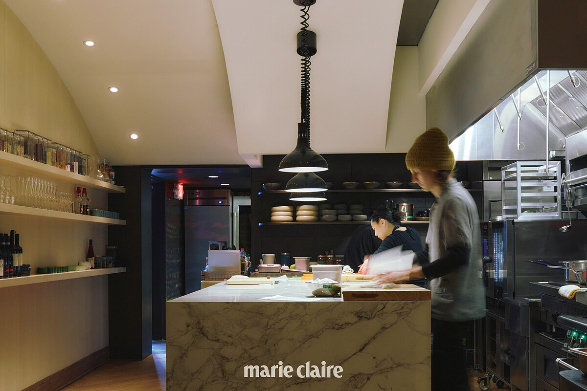 在供應7道式長菜單的用餐空間一旁,是能清晰望見團隊運作的開放式廚房。