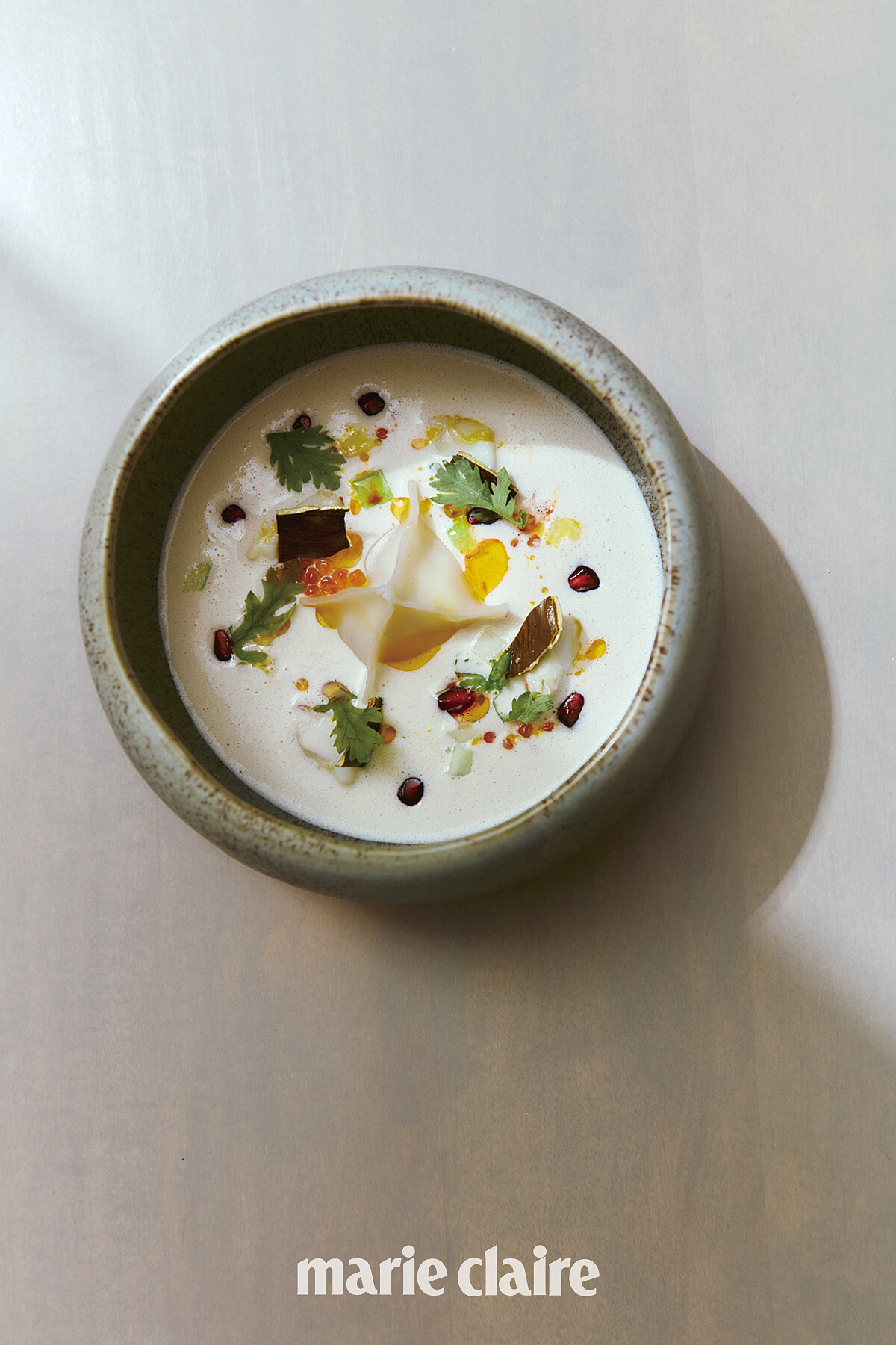 SHIA 招牌冷湯〈松子/韓式嫩豆腐/蘋果/蟹肉/橘醋〉。