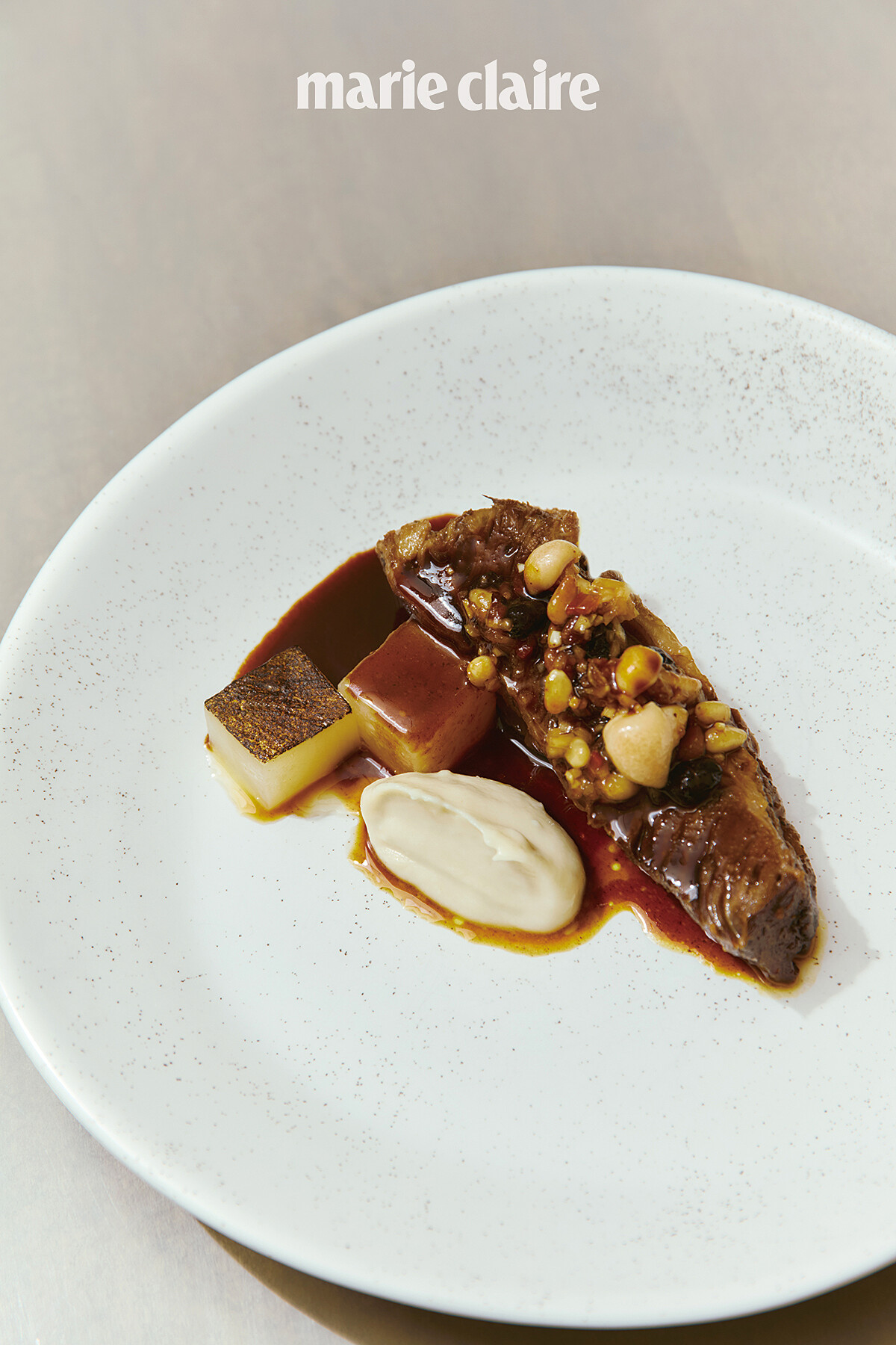 SHIA 受客人喜愛的主食料理〈韓式燉牛小排/根莖蔬菜/發酵黑豆〉。