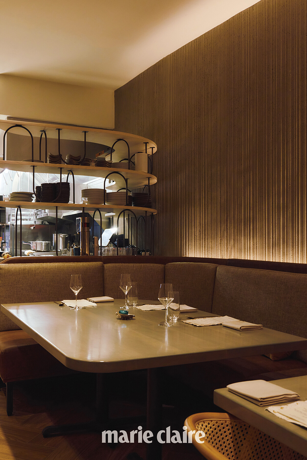 SHIA 的另一可容納22人、供應7道式長菜單的用餐空間。