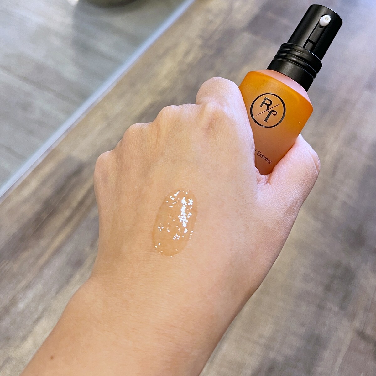 Rofen's珞凡氏肌光彈潤胜肽修護精華液質地。