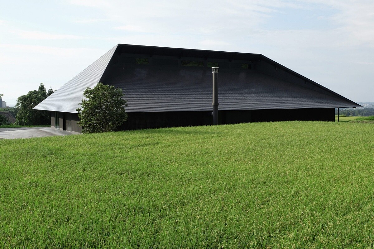 位於立山連峰山腳下的酒藏建築，由名建築師隈研吾設計。