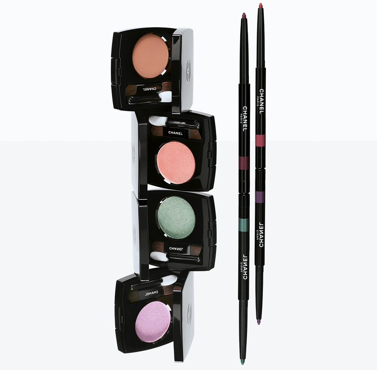 香奈兒2025春妝炫彩單色眼影、絲柔恆采眼線筆情境照。