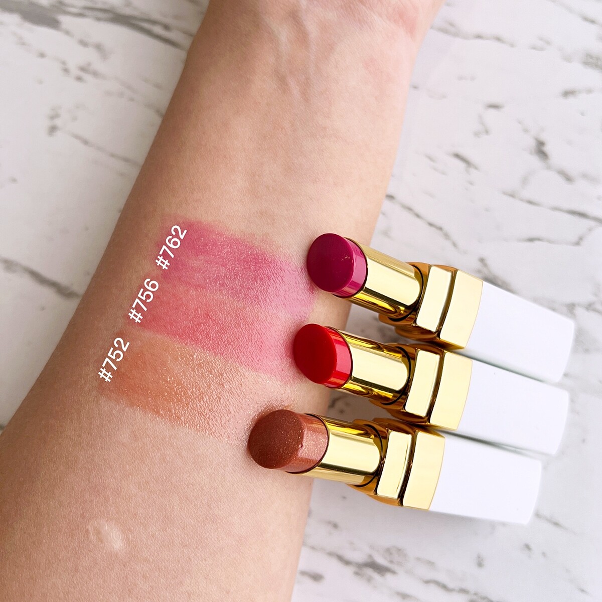 香奈兒2025春妝COCO晶亮潤唇膏主打色#752、#756、#762手部試色。