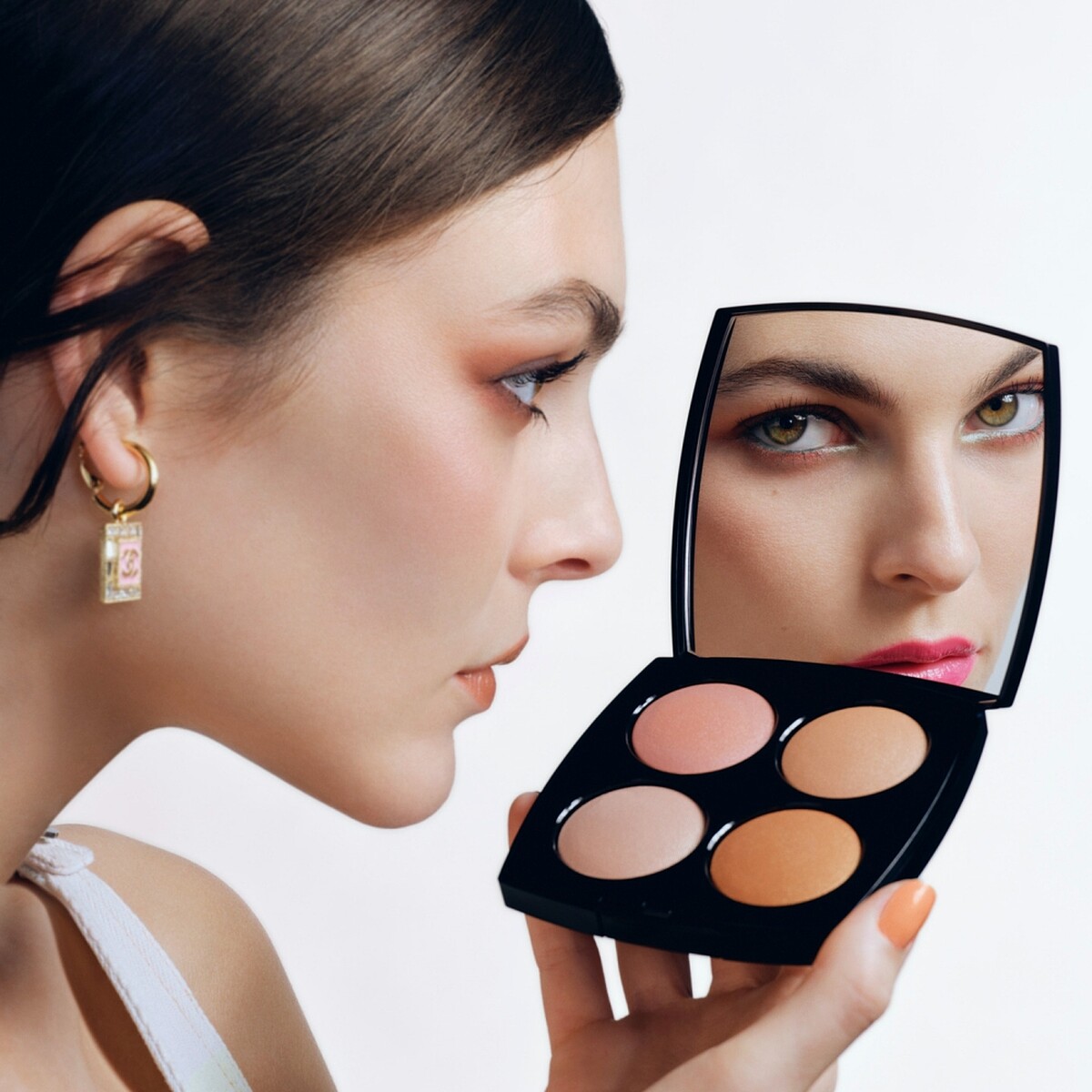 香奈兒2025春妝金緻暮光眼彩盤情境照。