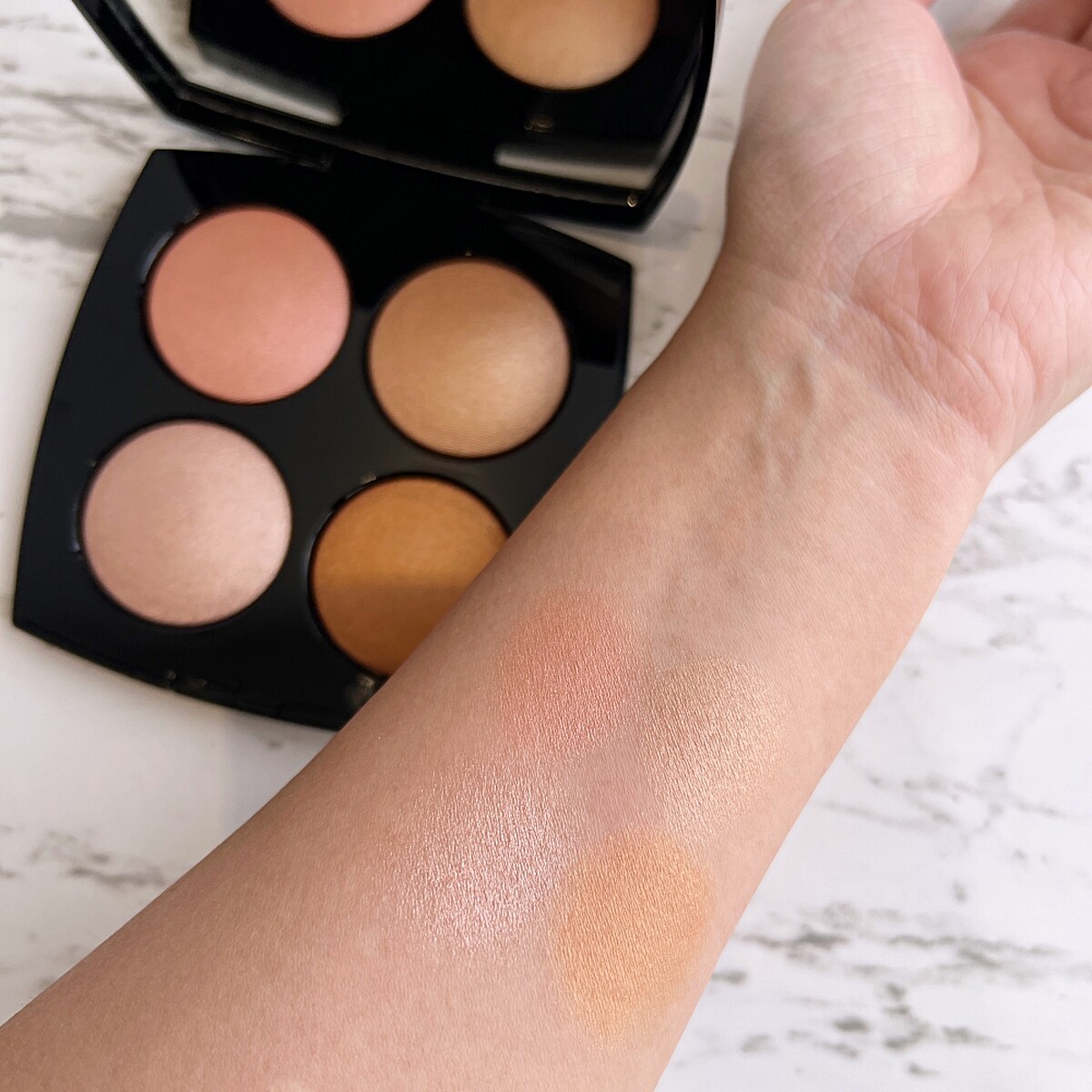 香奈兒2025春妝金緻暮光眼彩盤手部試色。